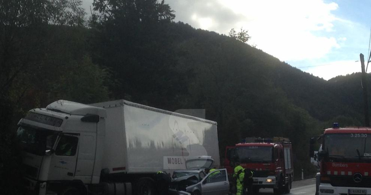 Dos Ferides En Un Accident Entre Un Cotxe I Un Cami Al Pont De Suert