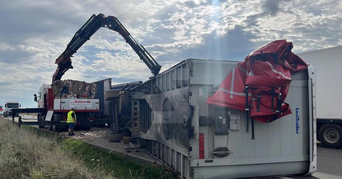 El accidente de un camión complica la circulación en la C 12 en Corbins