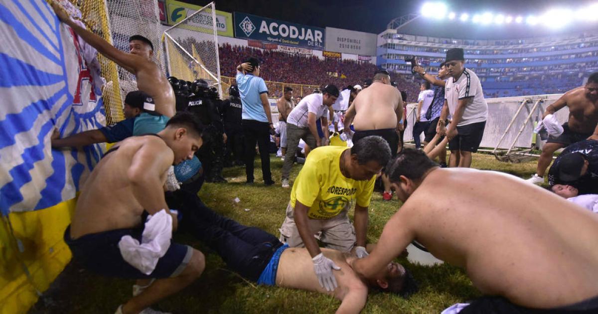 Doce Muertos En El Salvador Por Una Avalancha En Un Partido De F Tbol