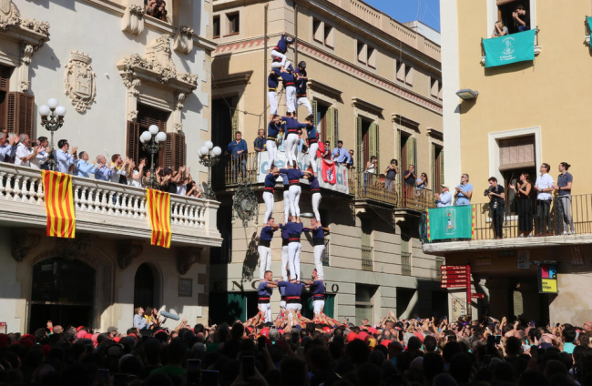 Els Castellers de Vilafranca fan història i carreguen l inèdit pilar de