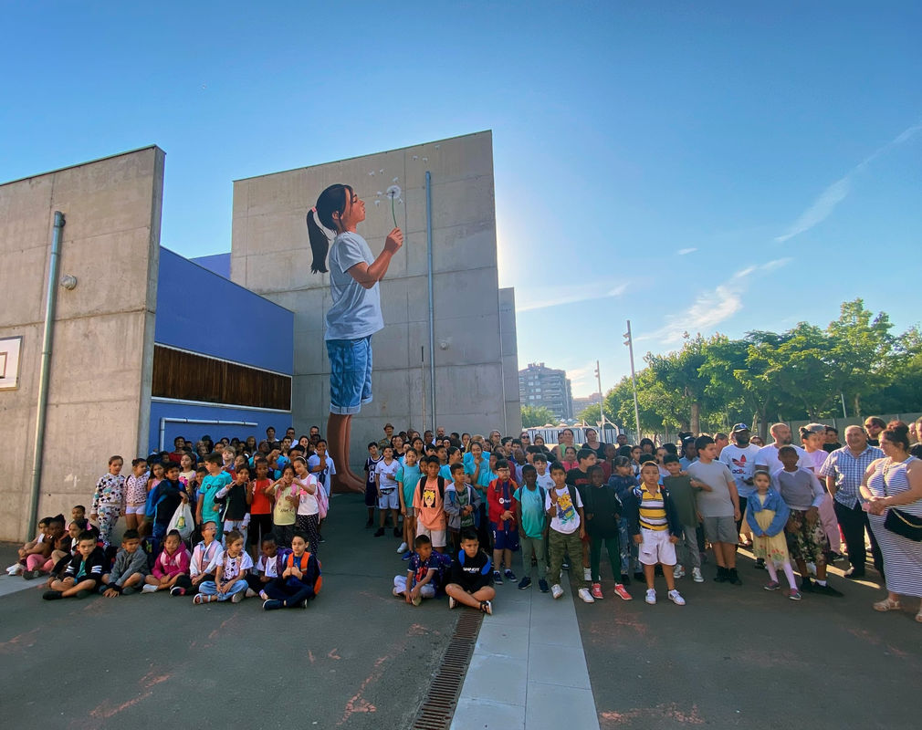 Mural De Oriol Arum De Siete Metros De Altura En La Escuela Santa