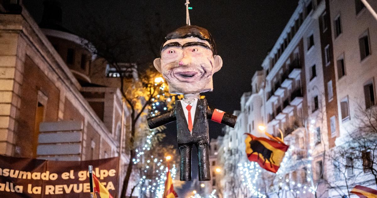The Socialist Workers' Party condemns the piñata with the effigy of Pedro Sanchez in front of the Public Prosecutor's Office