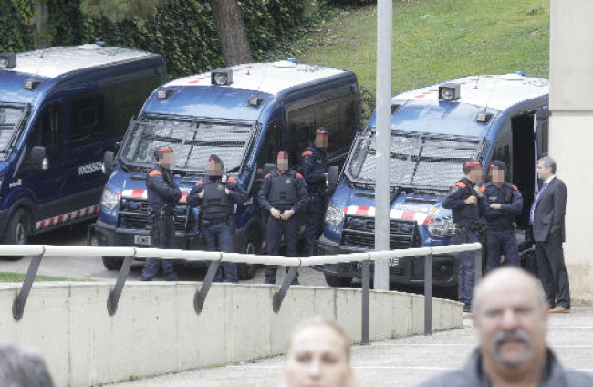 Familiars i amics de la jove assassinada van protagonitzar ahir moments de tensió amb els Mossos d’Esquadra a la sortida del jutjat.