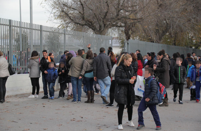Trabajadores de la Corporación Alimentaria Guissona, saliendo ayer del complejo cárnico.