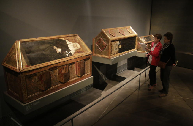Dos visitants ahir al Museu de Lleida, en una de les sales on s’exhibeixen tres caixes sepulcrals originàries del monestir de Sixena.