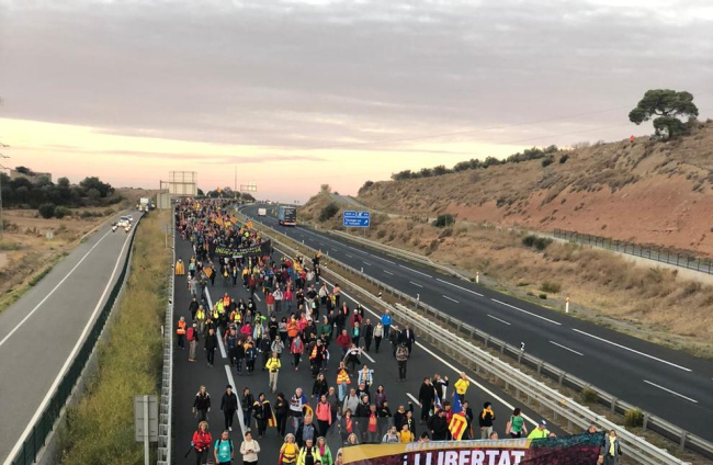 Ha sortit a les 7 del matí des de la plaça del Carme i transcorre per l'autovia A-2.
En actualització...