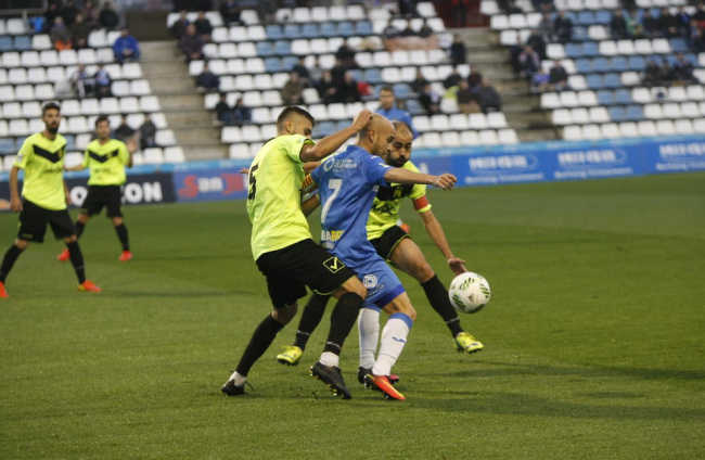 Casares, autor del primer gol, defensa una pilota entre dos rivals.