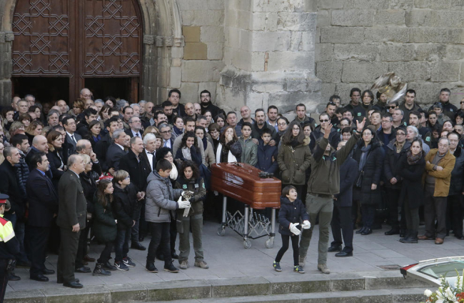 Una companya de les víctimes no va poder contenir la tristesa.