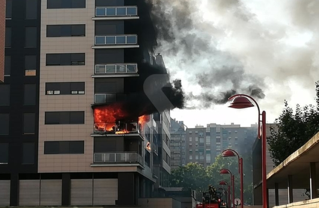 VÍDEO. Espectacular incendi en un edifici de Lleida