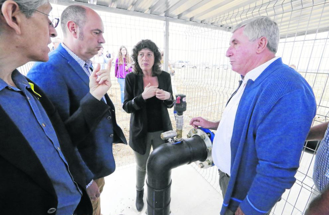 Teresa Jordà, entre el president dels regants de l’Algerri-Balaguer, Carlos Gra, i l’alcalde de Balaguer, Jordi Ignasi Vidal.