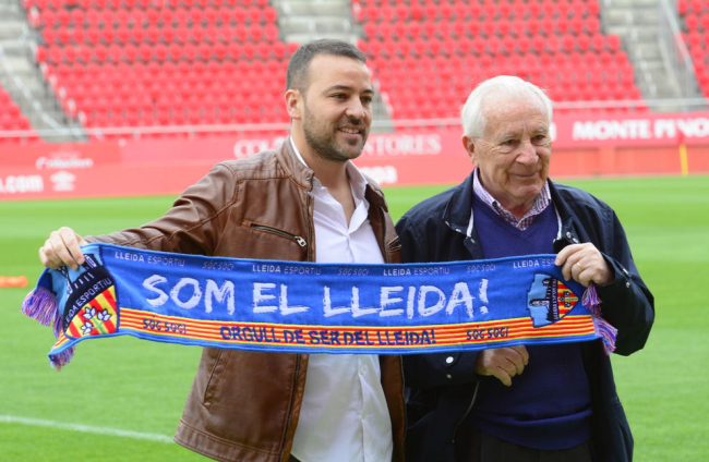 Juanto Ortuño, el més destacat ahir del Lleida a Son Moix, intenta avançar entre diversos rivals amb Mousa a prop seguint la jugada.