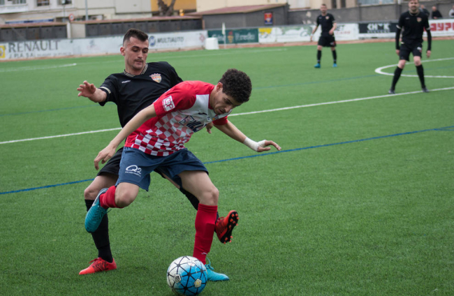 Hichem trata de controlar un balón ante la presión de un jugador del Andorra ayer durante el partido.