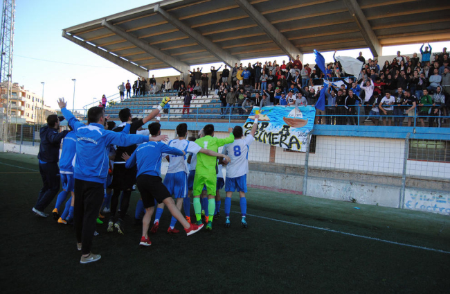 Els jugadors del Mollerussa i alguns aficionats celebren la victòria i l’ascens a Primera Catalana després de finalitzar el partit contra el Solsona.