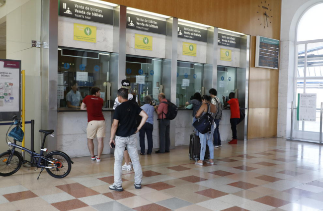 Usuarios comprando sus billetes ayer por la tarde en la estación Lleida-Pirineus.