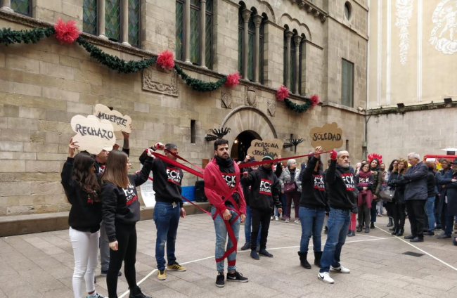 Autoritats i usuaris d’Antisida de Lleida van formar ahir un gran llaç humà per denunciar l’estigma d’aquest col·lectiu.