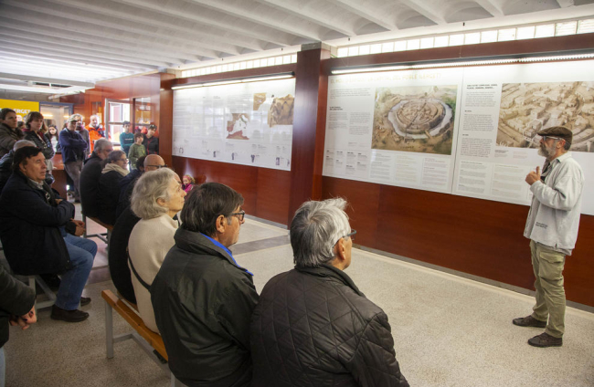 Visita guiada ayer al mediodía al yacimiento arqueológico de El Molí d’Espígol, en Tornabous.