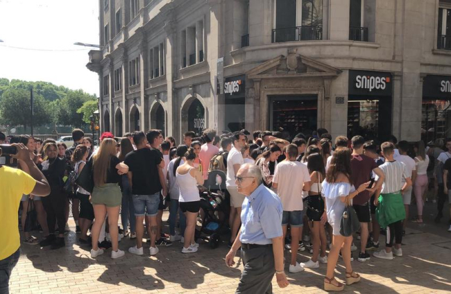 VÍDEO. Desenes de persones a la inauguració d'una nova botiga de calçat a Lleida