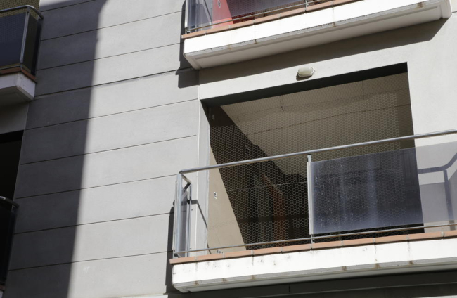Un bloc de pisos tapiats a Sant Martí, l’interior dels quals ha estat desvalisat. Divarian és titular d’almenys una part.