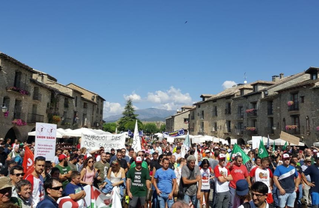 La manifestación en Aínsa reunió a casi un millar de participantes convocados por medio centenar de organizaciones agrarias. 
