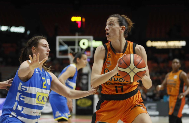 Ariadna Pujol intenta defender una penetración de la local Alexis Brown.