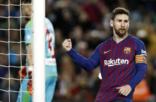 Arturo Vidal felicita Gerard Piqué després que el central blaugrana anotés el gol que igualava el partit, a l’aprofitar un perfecte servei de falta de Leo Messi.