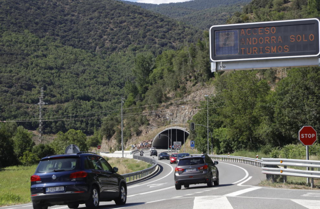 Las colas interminables y kilométricas en la vía que comunica Lleida con Andorra se repitieron ayer durante todo el día.