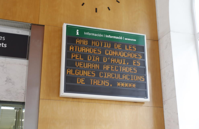Viatgers ahir al vestíbul de l’estació de trens de Lleida.