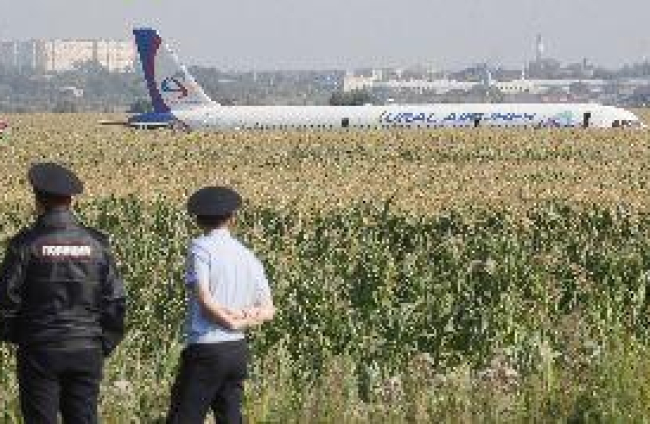 Un Airbus 321 aterriza de panza en un campo de maíz en las afueras de Moscú