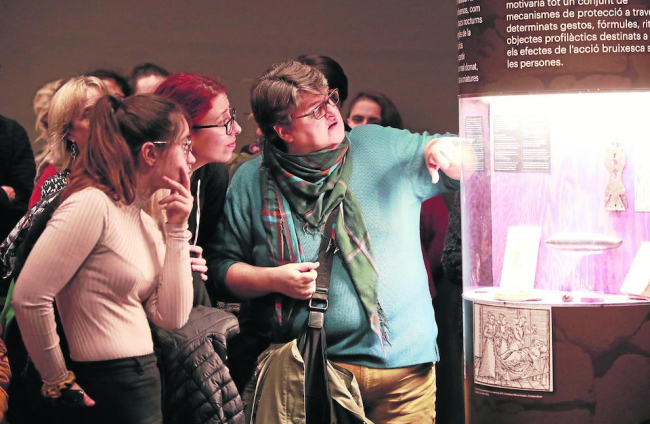 El coordinador y comisario Pau Castell presentó ayer en el Museu de Lleida la exposición itinerante.