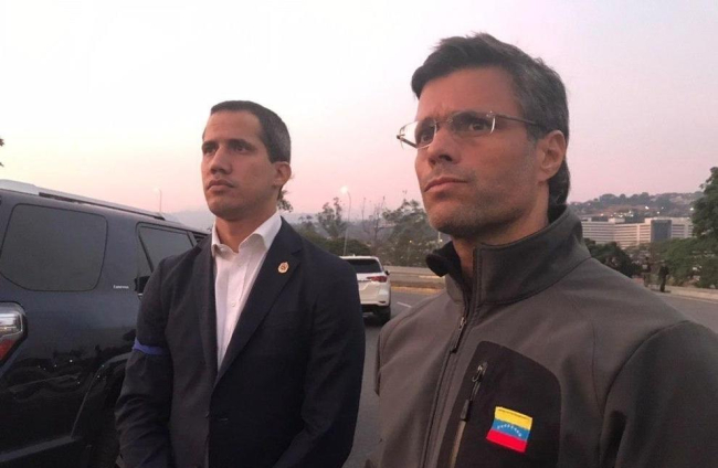 Simpatitzants de Guaidó s’enfronten a les forces veneçolanes als afores de la capital veneçolana.