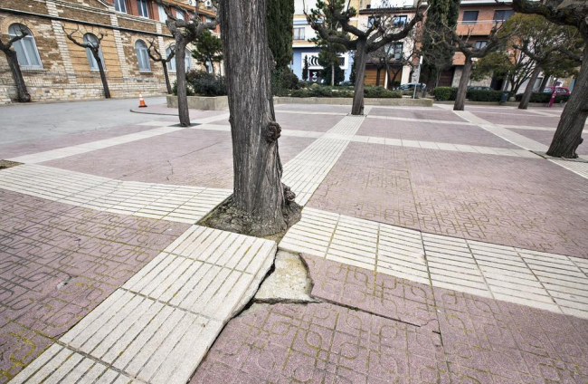 Tres ruedas de molino en la plaza como monumento al agua.
