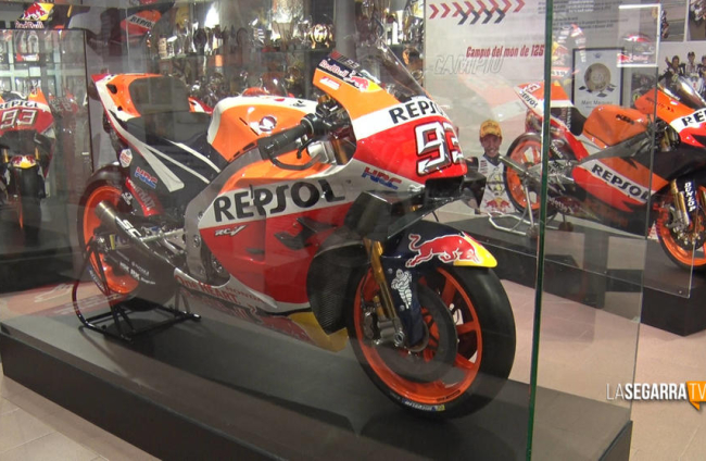 El Museu de Cervera ja llueix la moto amb què Marc Márquez es va proclamar campió del món de Moto GP el 2019