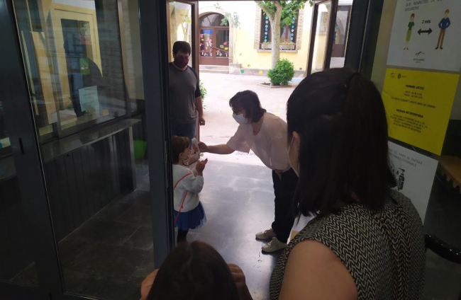 Una professora pren la temperatura a una alumna a l’escola Arrels de Solsona.