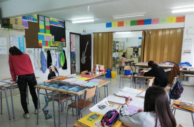 Una professora pren la temperatura a una alumna a l’escola Arrels de Solsona.