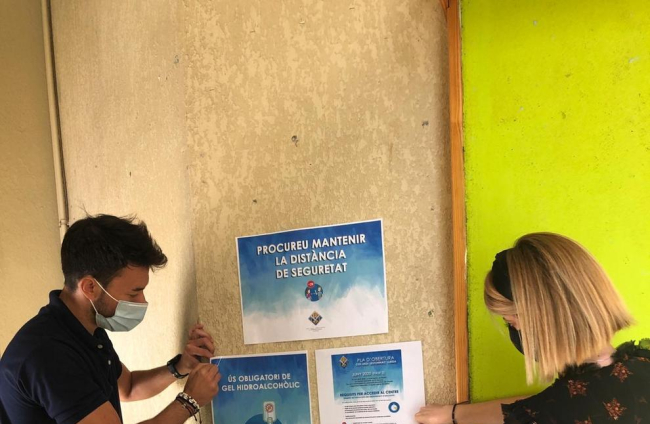 A l’escola La Mitjana han tret al passadís prestatgeries per deixar més espai a les aules.