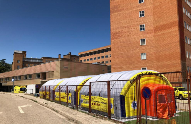 Montan un hospital de campaña en el exterior del Arnau de Vilanova de Lleida.