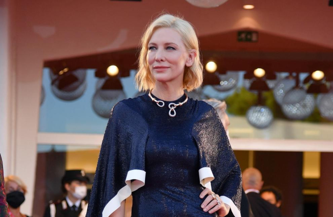 L’actriu Cate Blanchett, presidenta del jurat de Venècia, va ser la primera estrella dimecres de la Mostra, que ahir va rebre amb honors Almodóvar i Tilda Swinton.