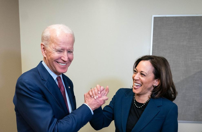 Trump intentava donar imatge de guanyador i Biden preferia difondre una foto amb la seua mà dreta, Kamala Harris.