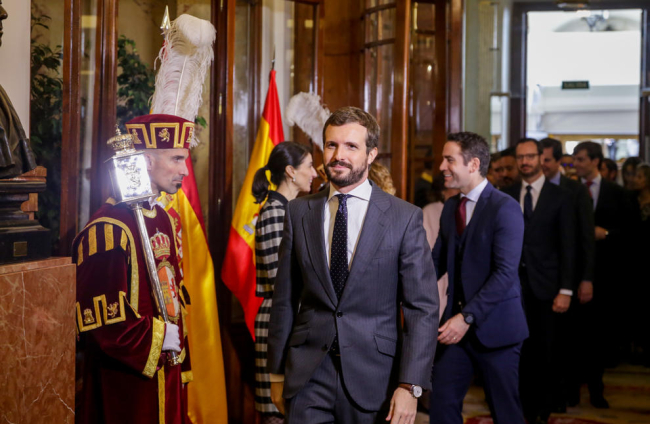 Sánchez i la presidenta del Senat, Pilar Llop, al costat de la del Congrés, Meritxell Batet, ahir, a Madrid.