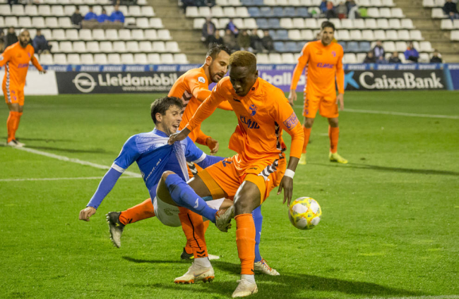 Joan Oriol centra la pilota pressionat per Carlos Barreda.
