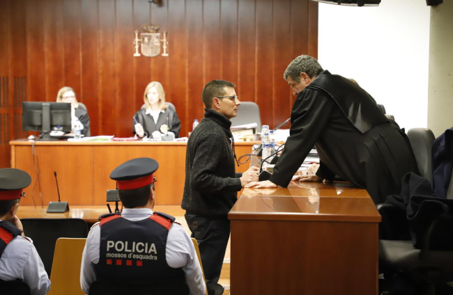 Josep Puig-Gros va intercanviar unes paraules amb un dels seus advocats abans de declarar ahir al judici.