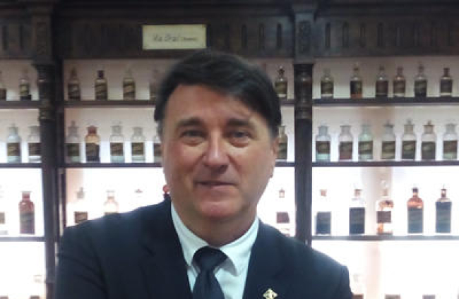 El capellà i veïns de Preixana amb mascaretes aquest diumenge durant la benedicció de rams.