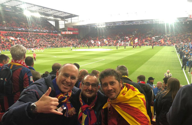 Joan Baqué y Josep Maria Ximeno, de la Penya Barcelonista de Soses, disfrazados de Beatles en The Cavern, con Xavi, de la Ciutat de Lleida.