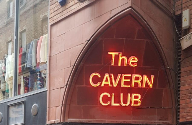 Joan Baqué y Josep Maria Ximeno, de la Penya Barcelonista de Soses, disfrazados de Beatles en The Cavern, con Xavi, de la Ciutat de Lleida.