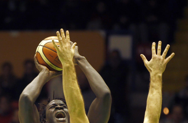 Mbaye lluita sota els cèrcols en una acció del partit.