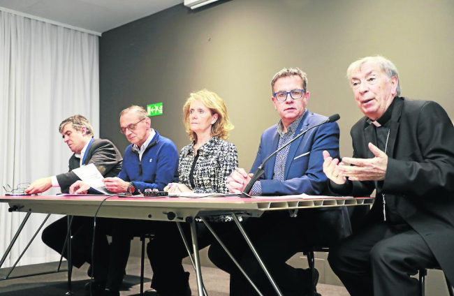 Josep Giralt, l’alcalde Miquel Pueyo, la consellera Mariàngela Vilallonga, el president de la Diputació Joan Talarn i el bisbe Salvador Giménez, ahir al Museu.