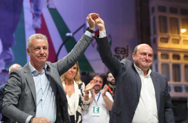 El candidato del PP a la Xunta, Alberto Núñez Feijóo, ayer votando en un colegio electoral en Vigo.