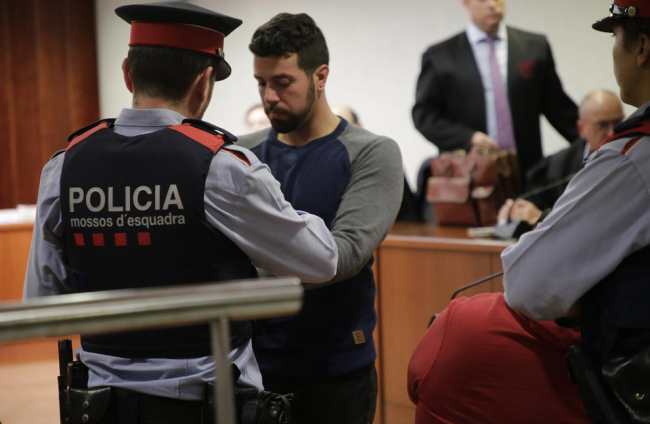 Ismael Rodríguez Clemente, ahir custodiat pels Mossos d’Esquadra, després d’escoltar el veredicte del jurat a l’Audiència de Lleida.