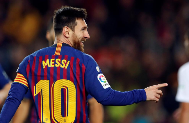 Leo Messi, Luis Suárez y Jordi Alba celebran el tanto anotado por el argentino, el número 400 de su cuenta en la Liga española.