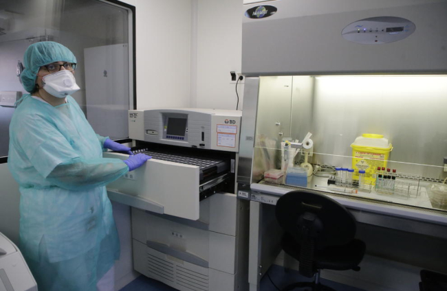 Una profesional trabajando las nuevas instalaciones del laboratorio de Microbiología.